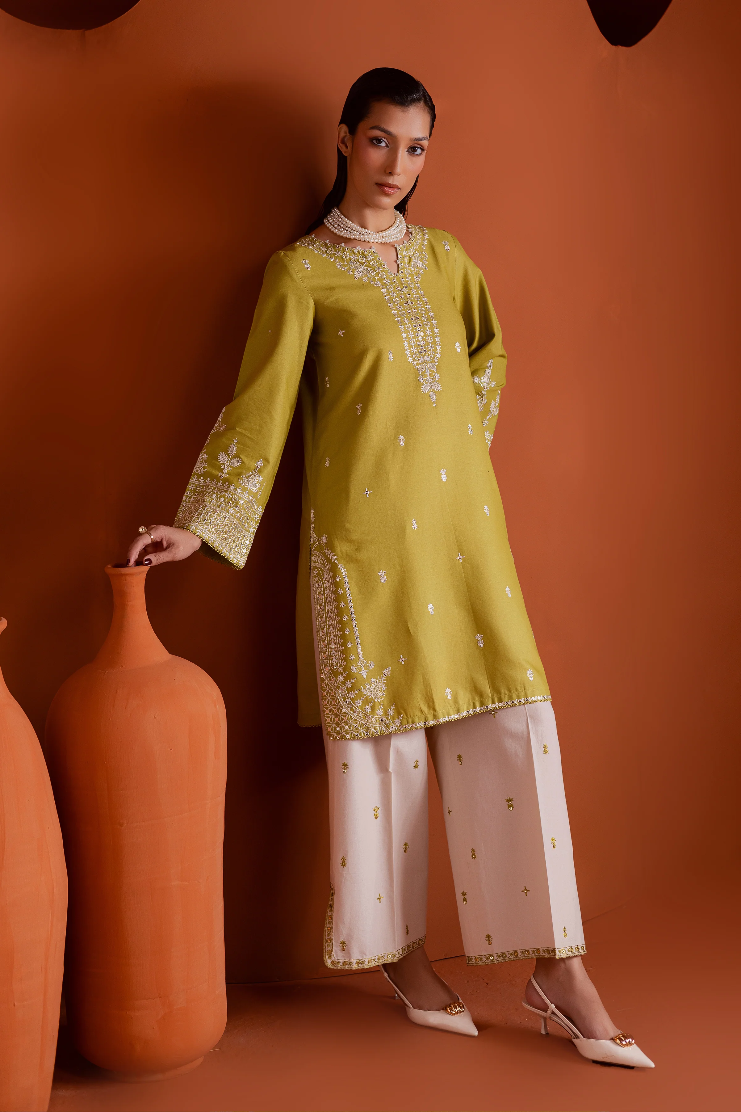 Dazy 2Pc - Embroidered Khaddar Dress - Image 4