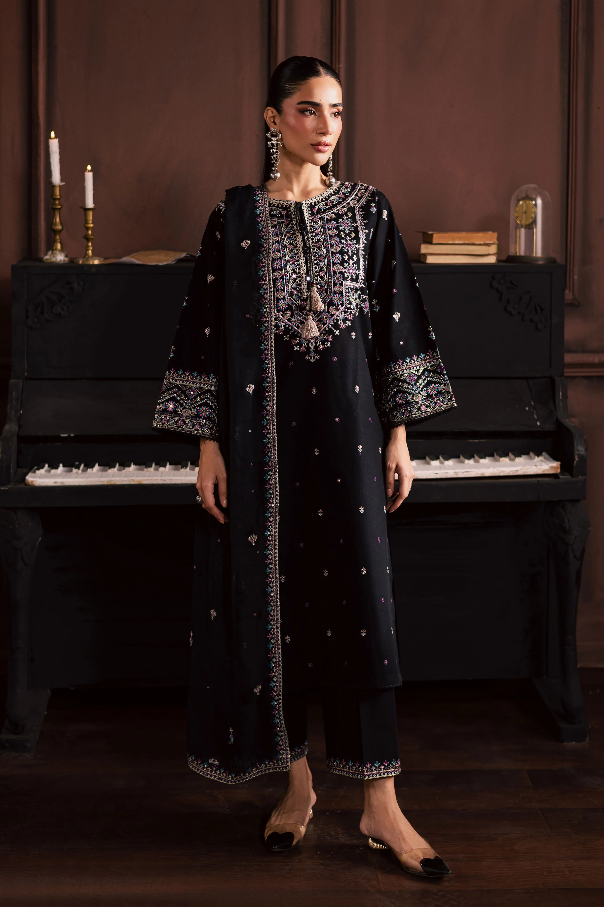Graana 3Pc - Embroidered Khaddar Dress