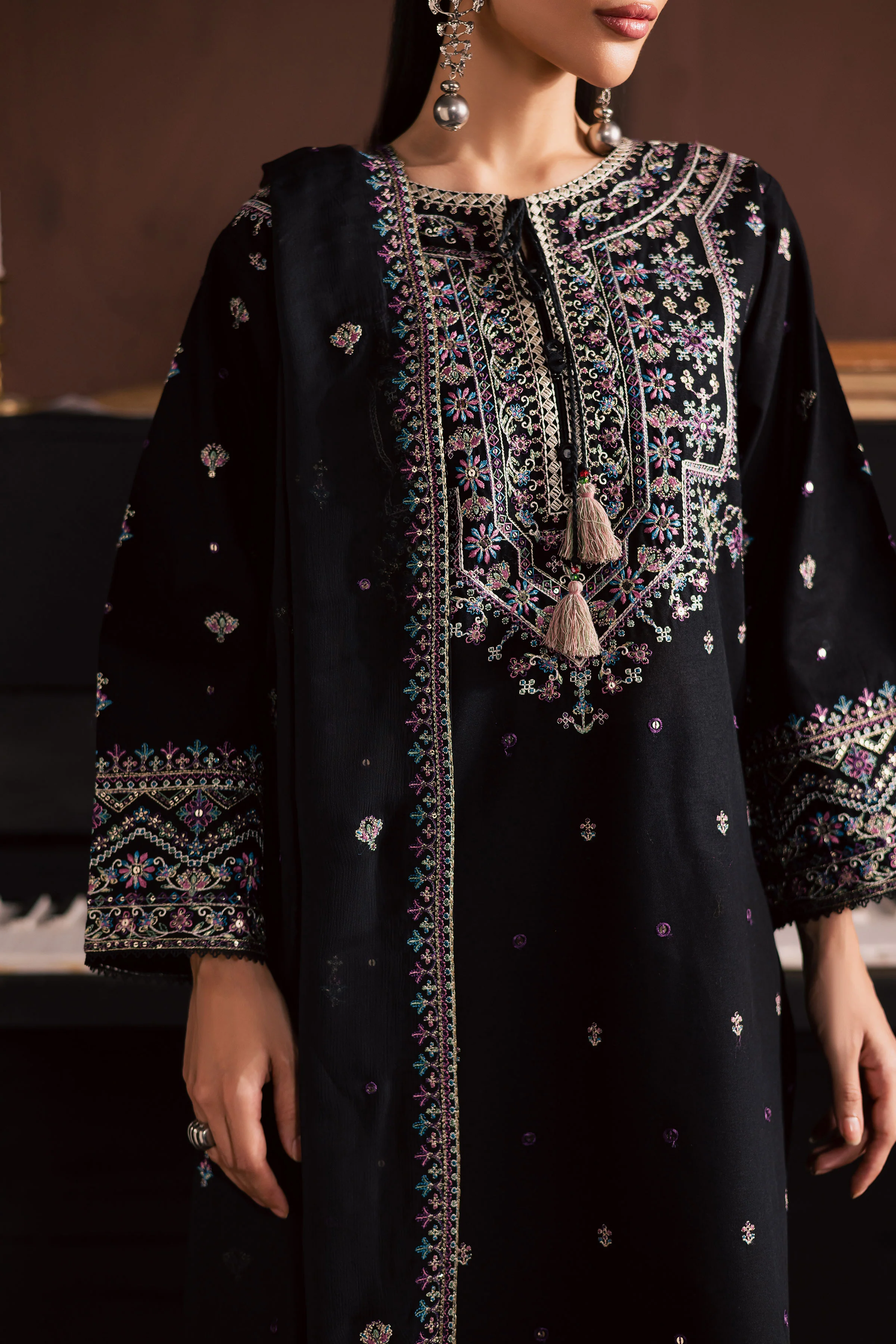 Graana 3Pc - Embroidered Khaddar Dress - Image 10