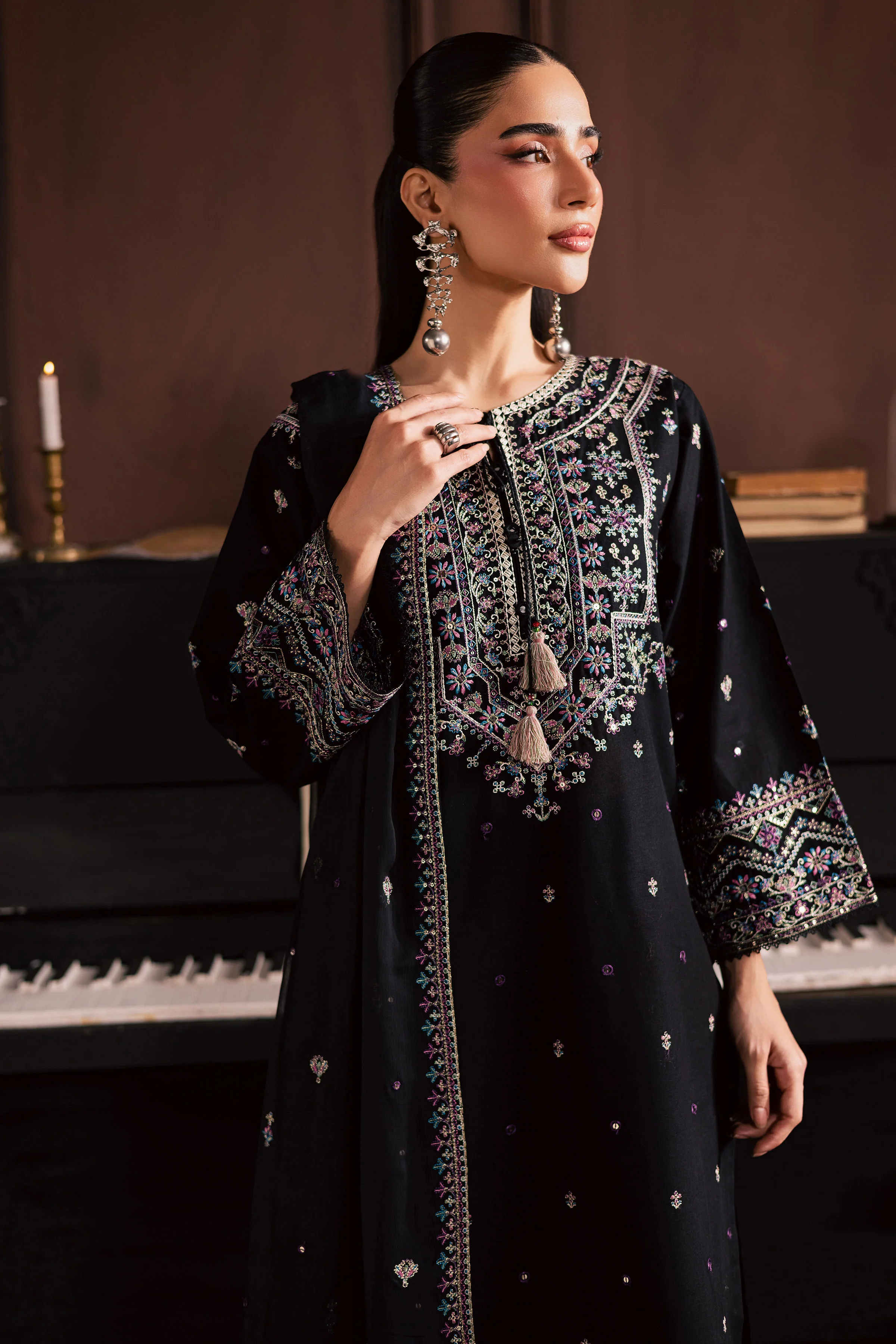 Graana 3Pc - Embroidered Khaddar Dress - Image 3