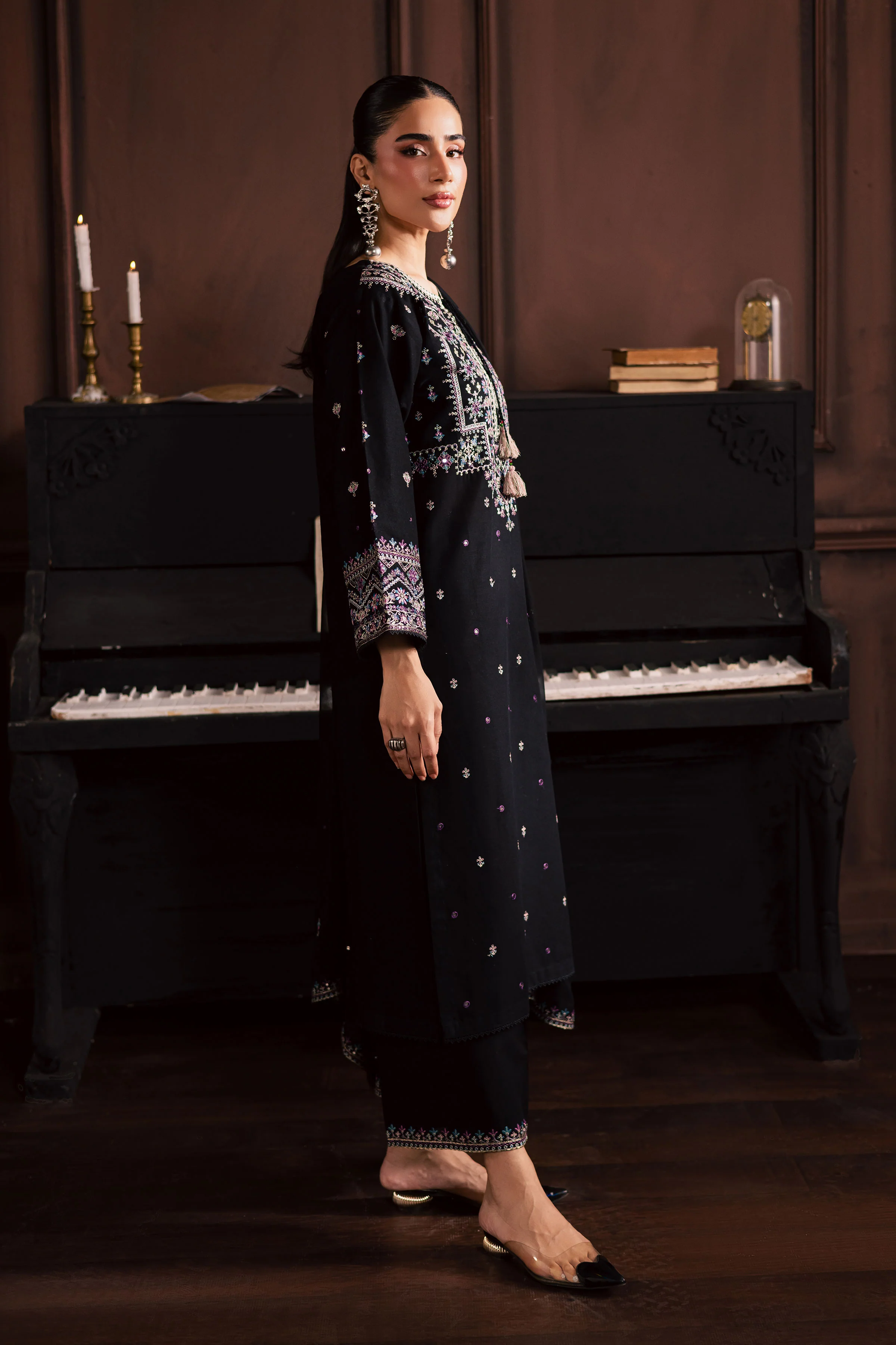 Graana 3Pc - Embroidered Khaddar Dress - Image 4
