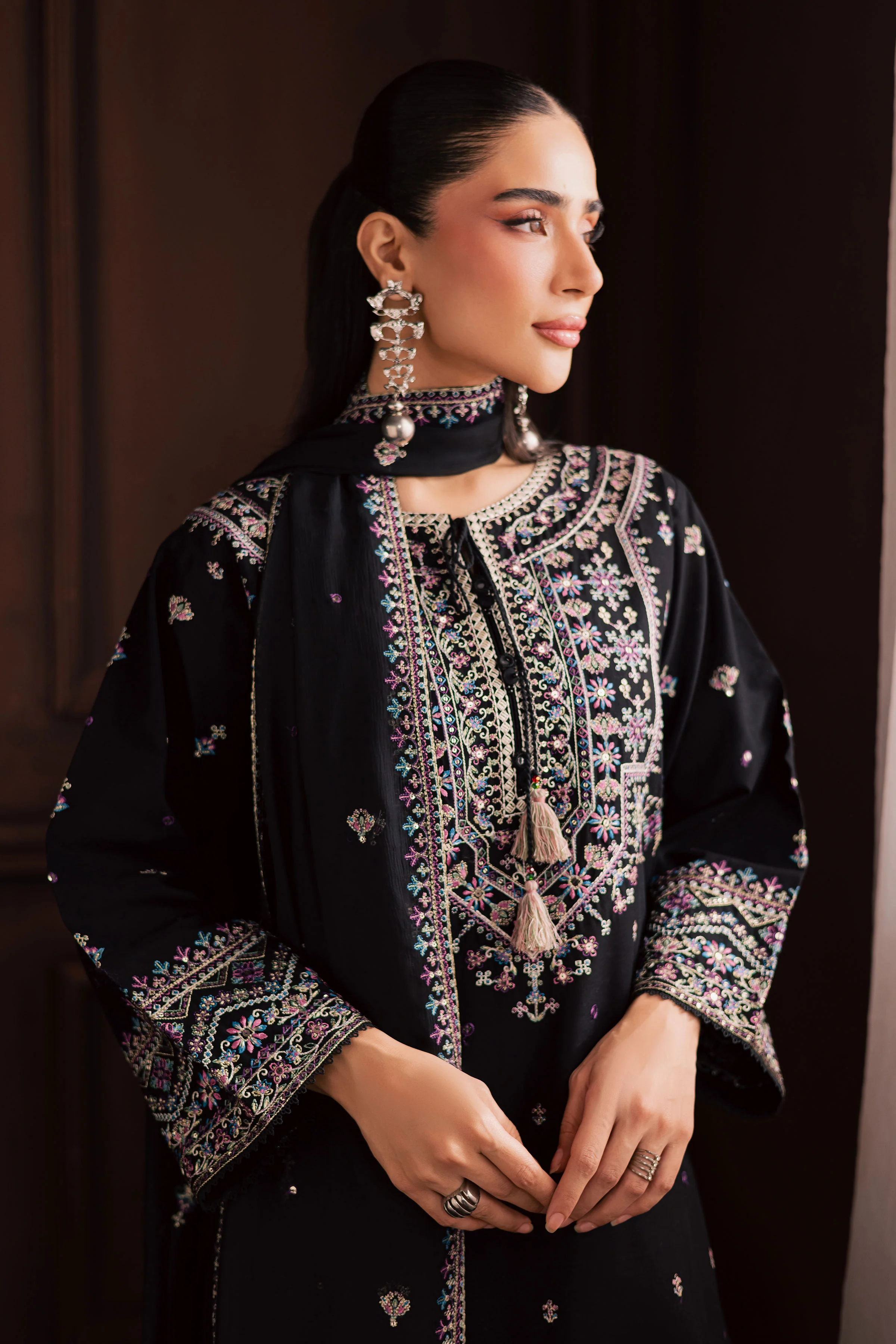 Graana 3Pc - Embroidered Khaddar Dress - Image 5