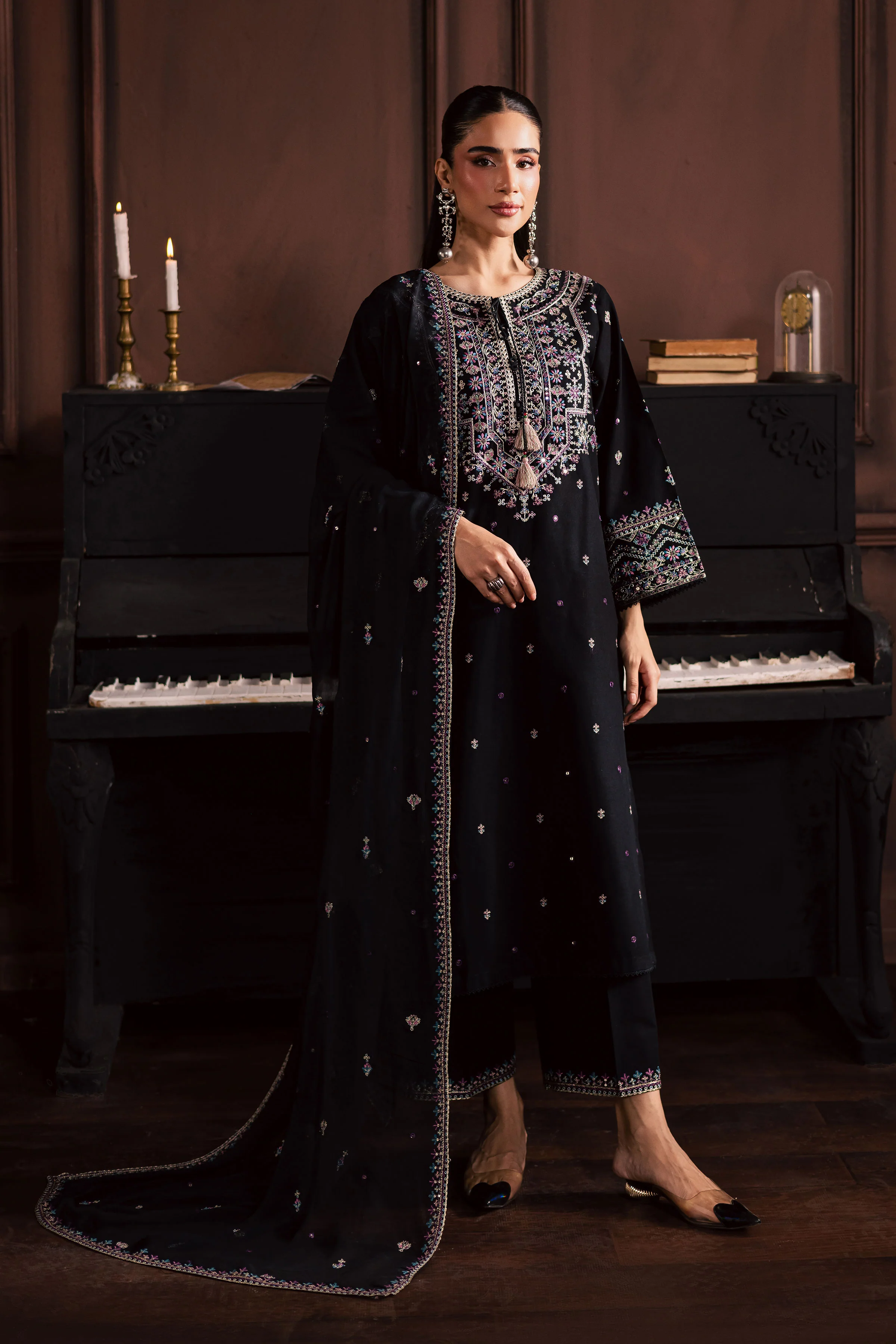 Graana 3Pc - Embroidered Khaddar Dress - Image 7