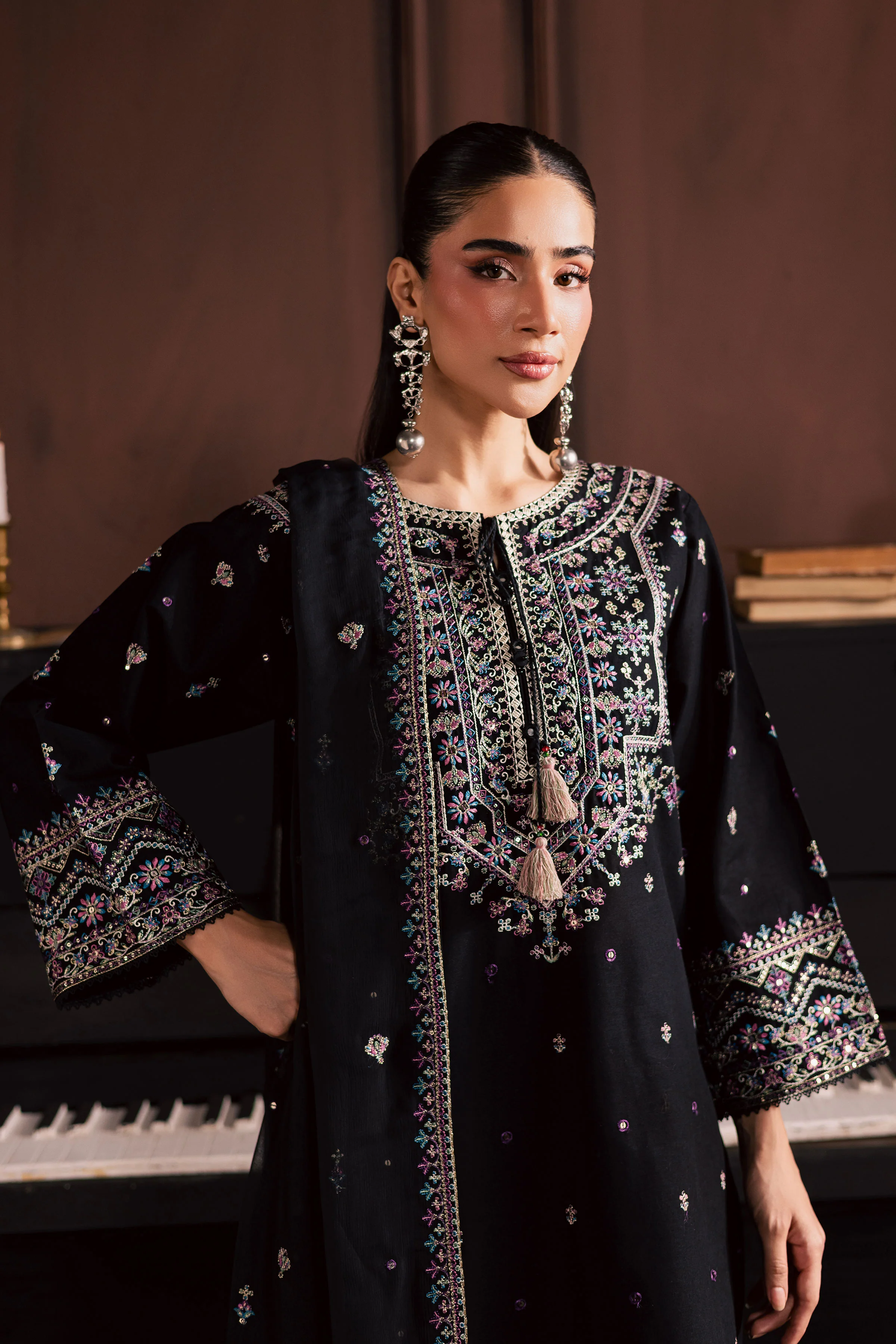 Graana 3Pc - Embroidered Khaddar Dress - Image 8