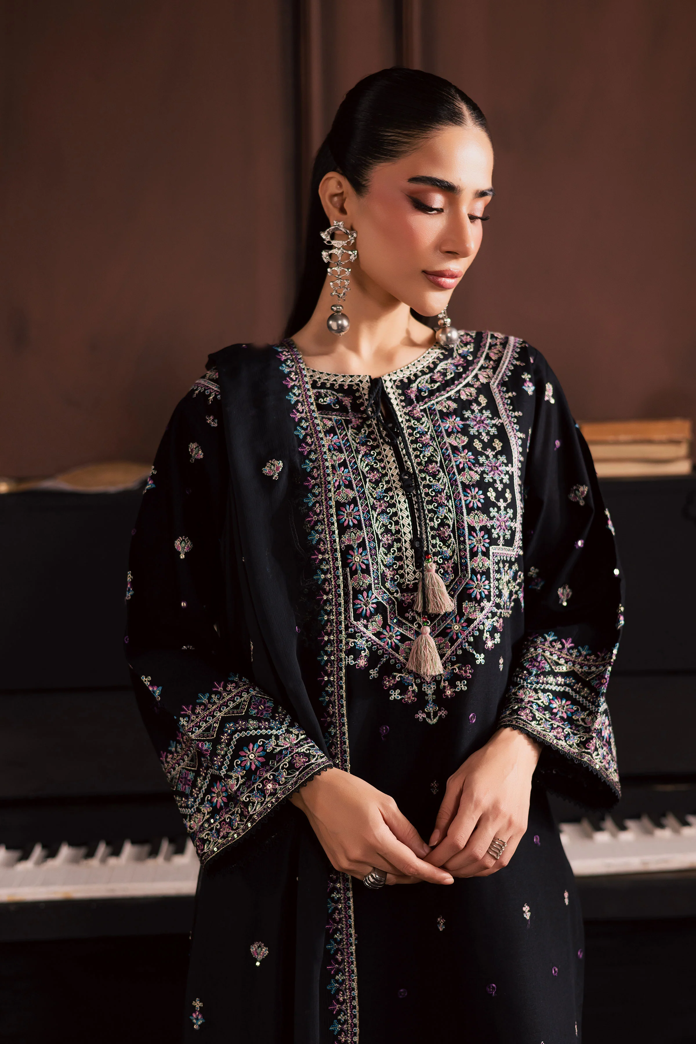 Graana 3Pc - Embroidered Khaddar Dress - Image 9