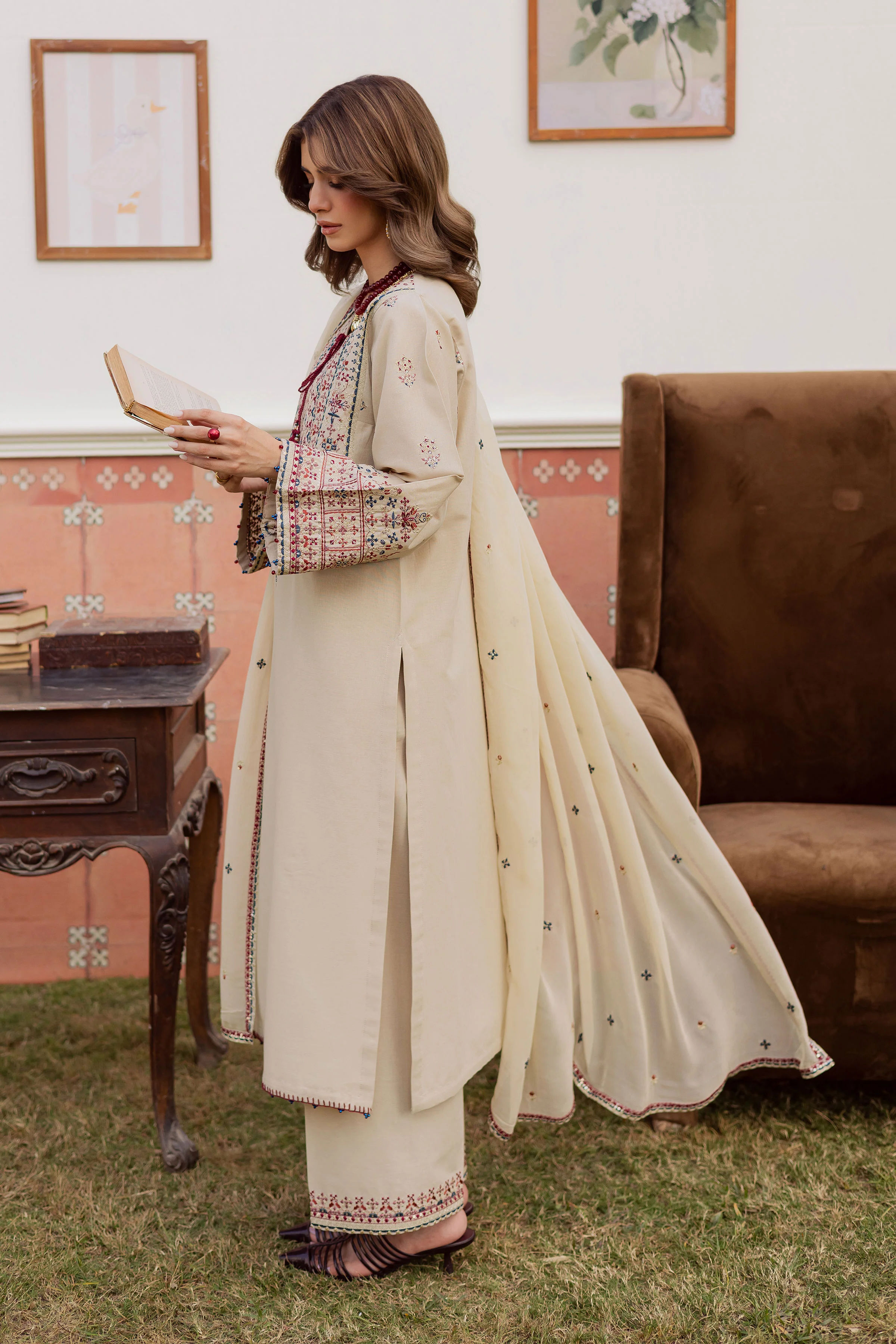 Nahin 3Pc - Embroidered Khaddar Dress - Image 3