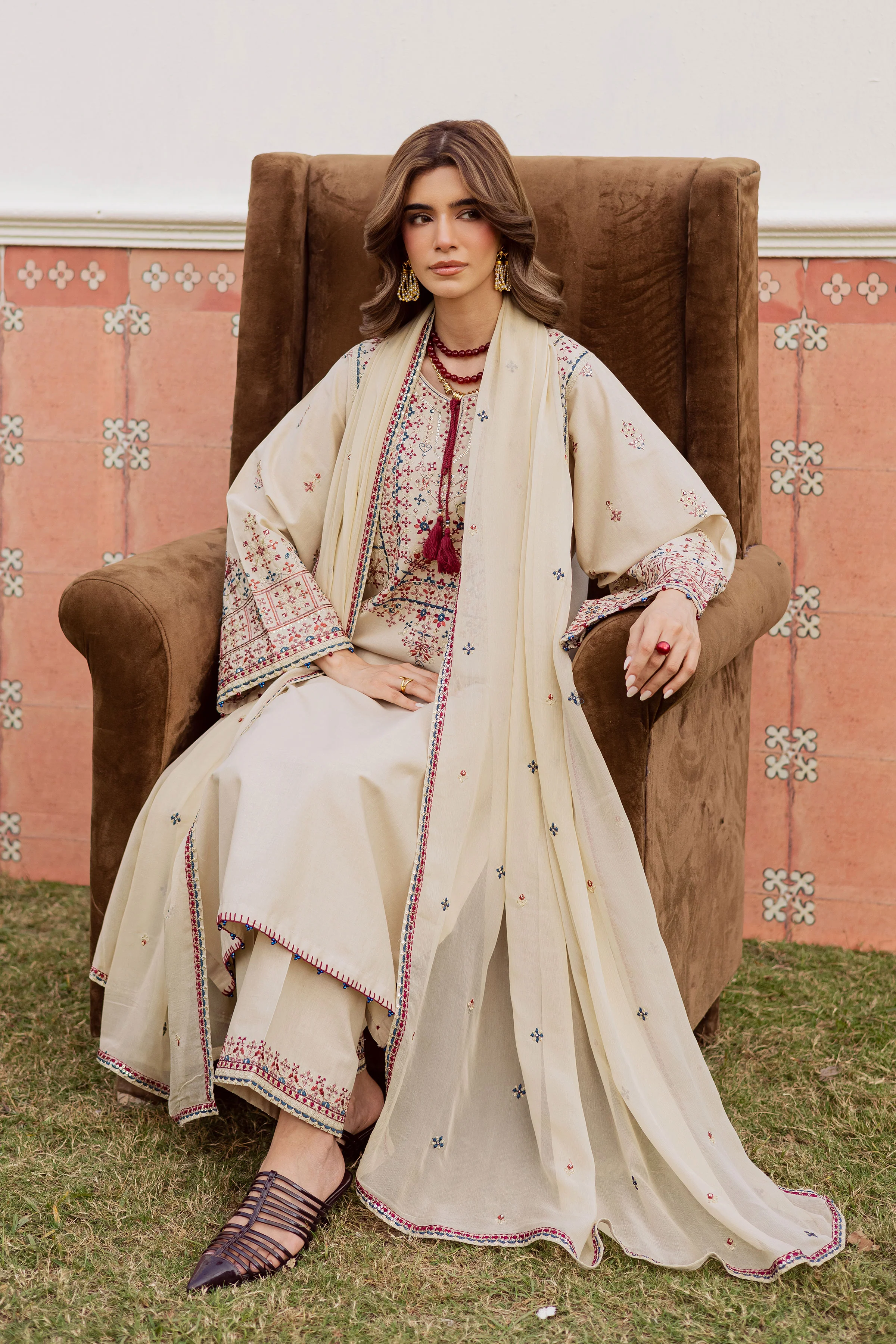 Nahin 3Pc - Embroidered Khaddar Dress - Image 4